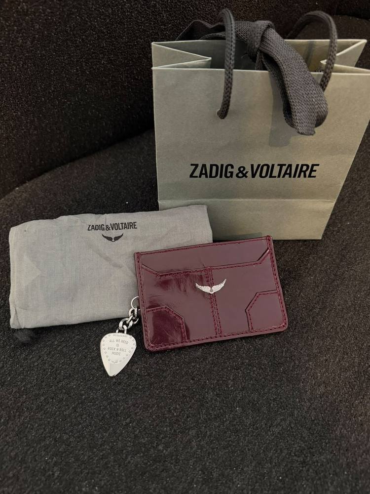 Tarjetero con su bolsa