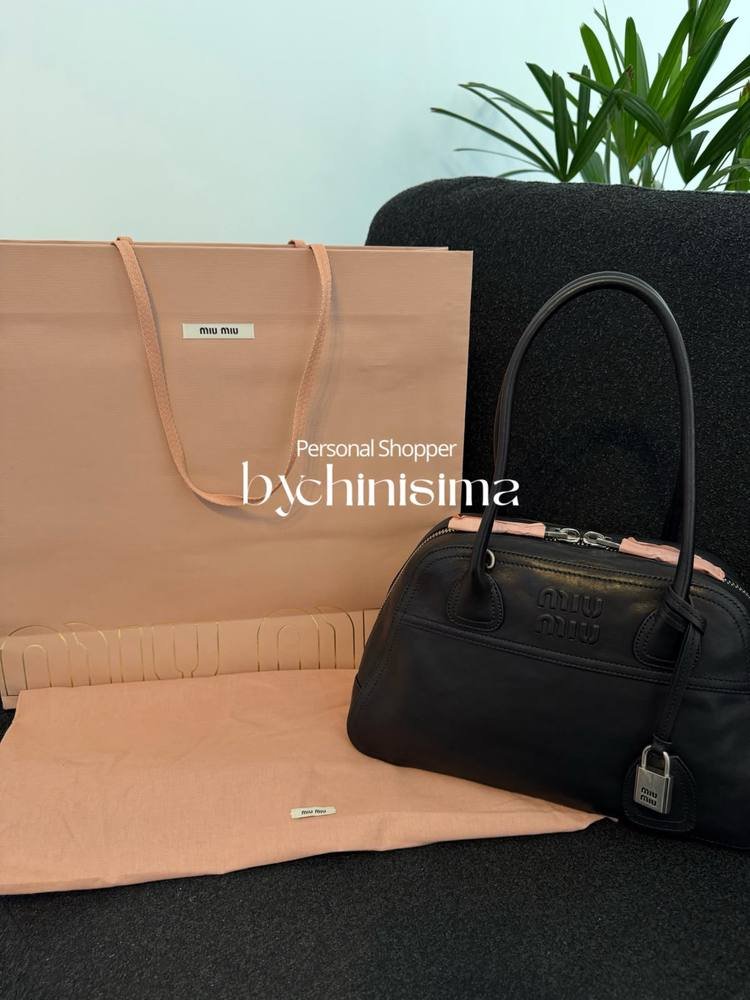 Cartera negra con su bolsa de tela