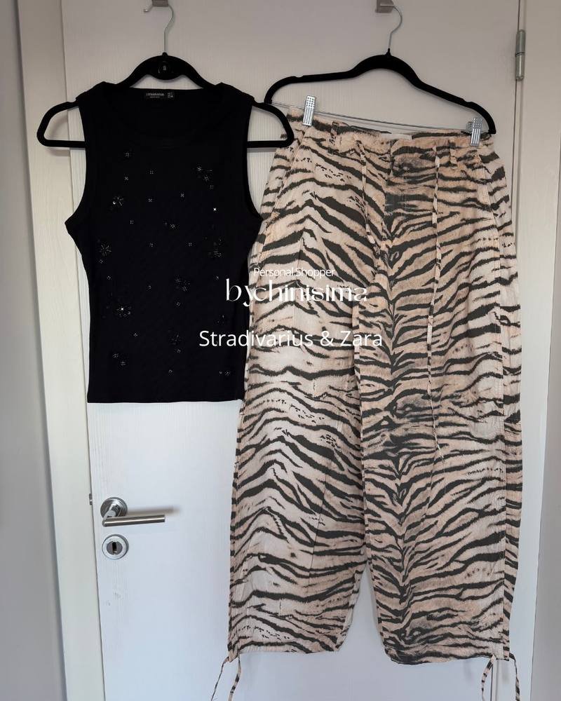 Top negro y pantalón con estampa animal