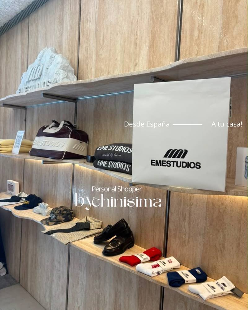 Estantes de una tienda con indumentaria y calzado