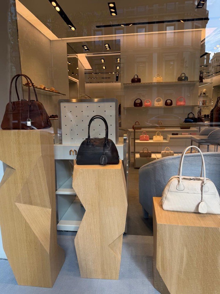 Vidriera de Miu Miu con carteras en exhibición