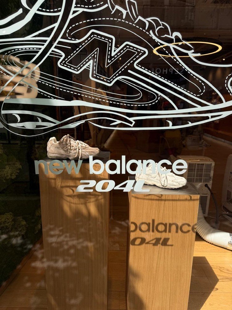 Vidriera de New Balance con las zapatillas 204L